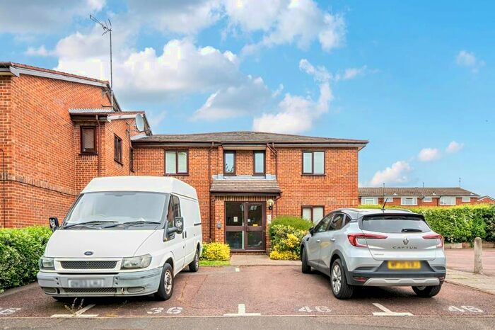 2 Bedroom Flat To Rent In Poets Chase, Aylesbury, HP21