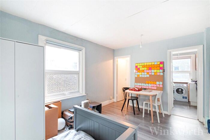 Apartment To Rent In New Cross Road, London, SE14