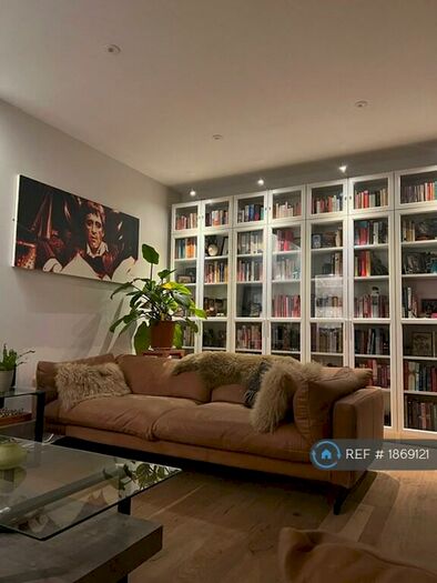 2 Bedroom Flat To Rent In Littleworth Road, Esher, KT10