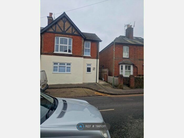 2 Bedroom Flat To Rent In Farncombe Street, Godalming, GU7