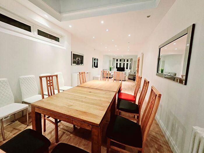 5 Bedroom Semi-detached House For Sale In Meadow Drive, London, NW4