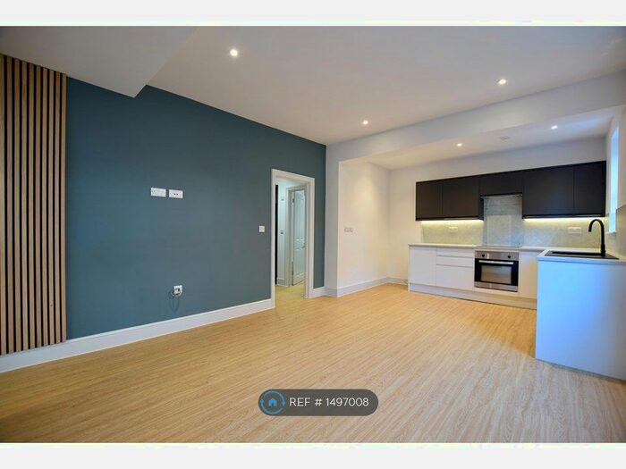 1 Bedroom Flat To Rent In Massetts Road, Horley, RH6