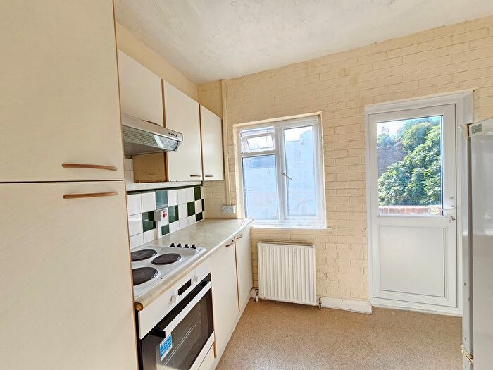 2 Bedroom Flat To Rent In Regal Court, London, N18