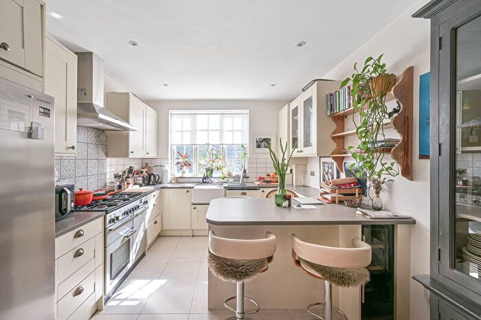 3 Bedroom Flat To Rent In Eton Avenue, Belsize Park, London, NW3