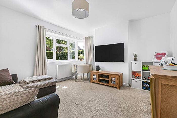 2 Bedroom Apartment For Sale In Lymescote Gardens, Sutton, SM1