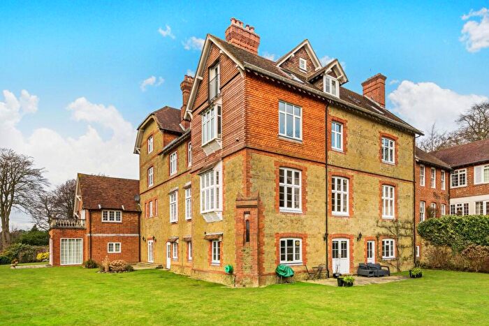 2 Bedroom Flat For Sale In Fernden Heights, Haslemere, GU27