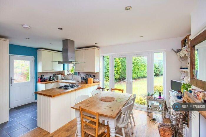 3 Bedroom Semi-Detached House To Rent In Queenhill Road, South Croydon, CR2