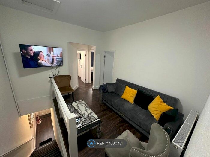 4 Bedroom Flat To Rent In Eastern Avenue, Ilford, IG2