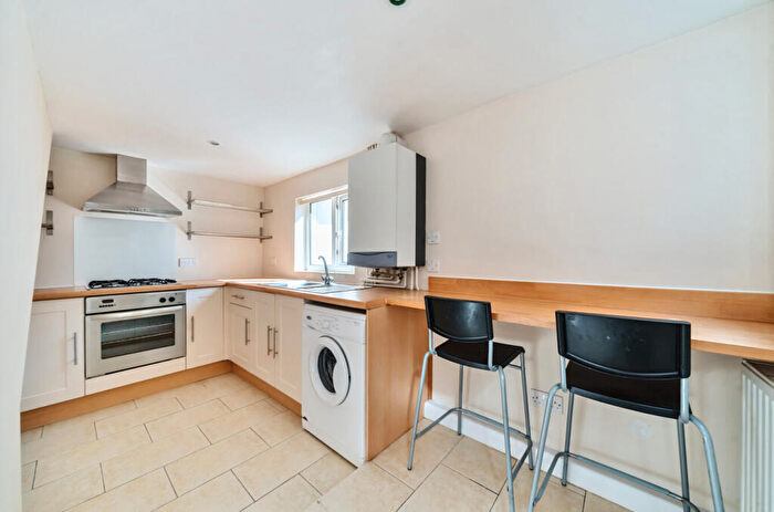 1 Bedroom Flat For Sale In Fern Road, Godalming, Surrey, GU7