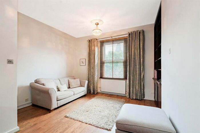 1 Bedroom Flat For Sale In Hermon Hill, Wanstead, E11