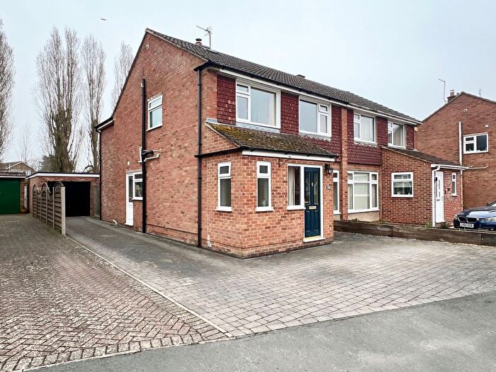 3 Bedroom Semi-Detached House For Sale In Icknield Close, Didcot, OX11