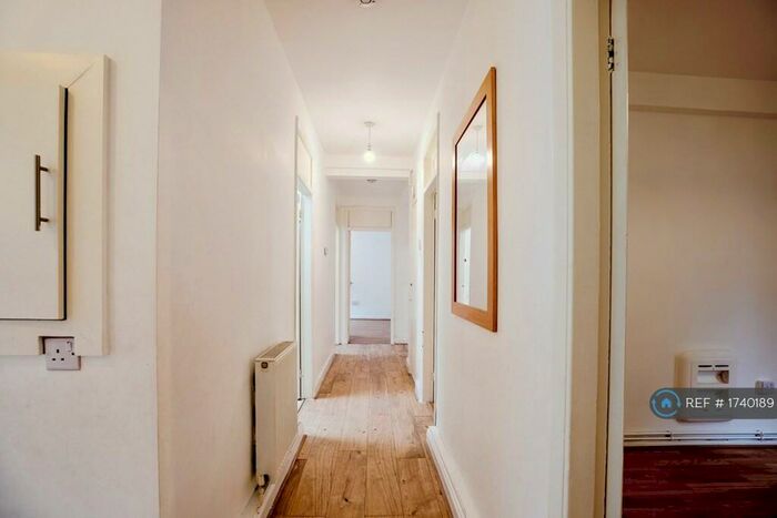 3 Bedroom Flat To Rent In Broadway House, London, E8