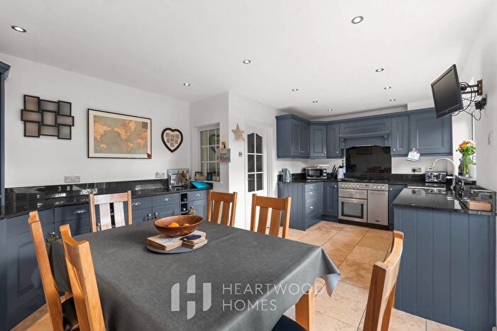 4 Bedroom Detached House For Sale In Tippendell Lane, St. Albans, AL2