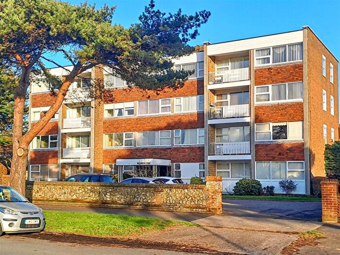 2 Bedroom Flat For Sale In Wellington Court, Grand Avenue, Worthing, BN11