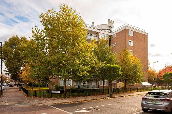 2 Bedroom Flat For Sale In East Street, Elephant And Castle, London, SE17