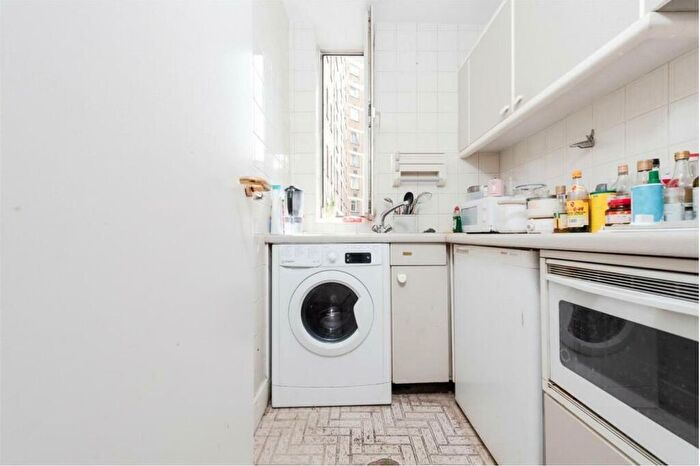 2 Bedroom Flat To Rent In Chelsea Cloisters, Sloane Avenue, London, SW3
