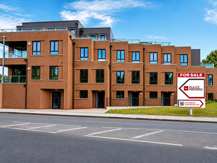 4 Bedroom Town House For Sale In Larkshall Road, London, E4