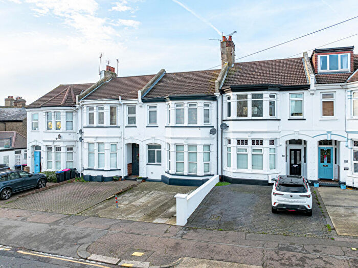 2 Bedroom Apartment For Sale In Seaforth Road, Westcliff-on-sea, SS0