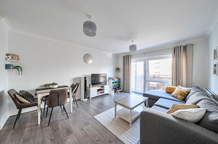2 Bedroom Flat For Sale In Ferndale Crescent, Carshalton, London, SM5