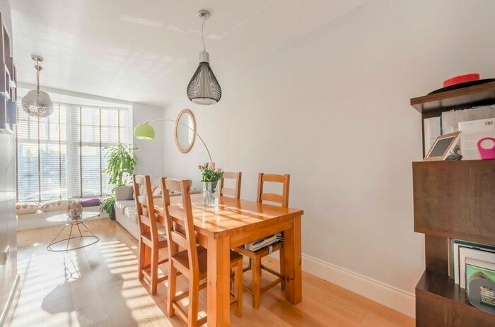 2 Bedroom Flat To Rent In West Hill, West Hill, London, SW15