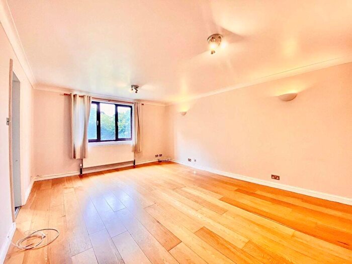 2 Bedroom Flat To Rent In Rowlands Close, Mill Hill, London, NW7