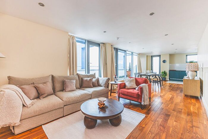 2 Bedroom Flat To Rent In Hardwicks Square, London, SW18