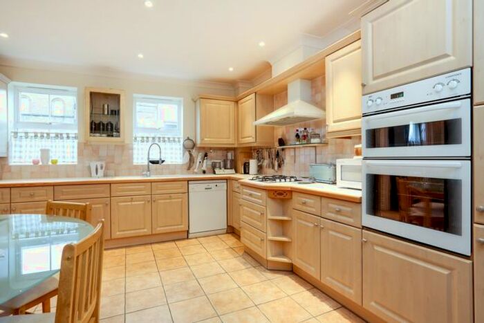 3 Bedroom Flat To Rent In Clearwater Place, Surbiton, KT6