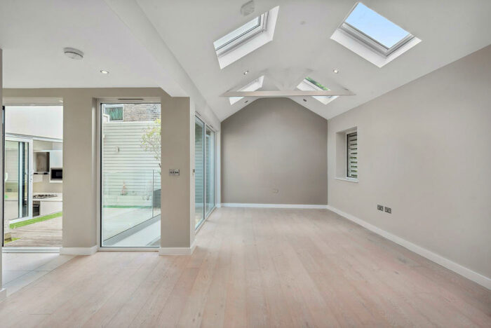 3 Bedroom Flat To Rent In The Broadway, Barnes, SW13