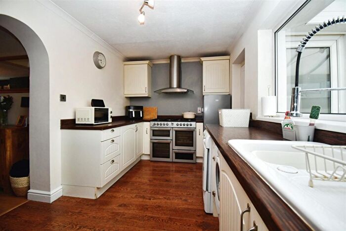 2 Bedroom Semi-Detached House For Sale In Clarondale, Hull, HU7