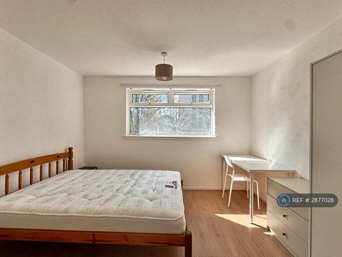 2 Bedroom Flat To Rent In Kennedy Path, Glasgow, G4
