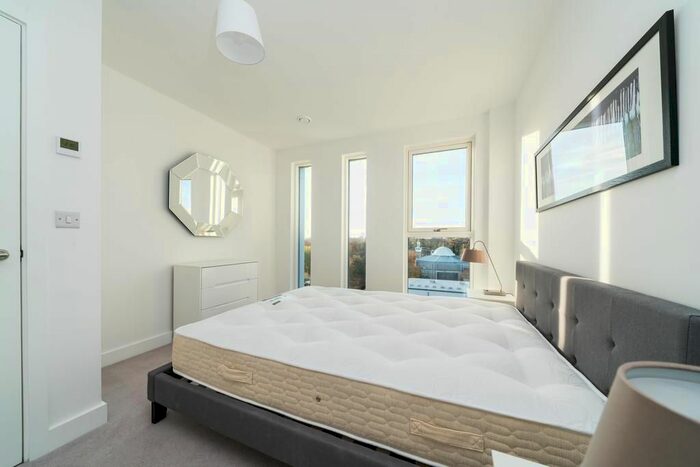 3 Bedroom Flat To Rent In Trinity Way, Acton, London, W3