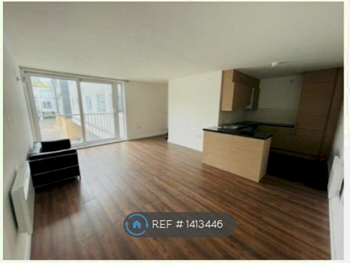 3 Bedroom Flat To Rent In Alpha House, London, SE15