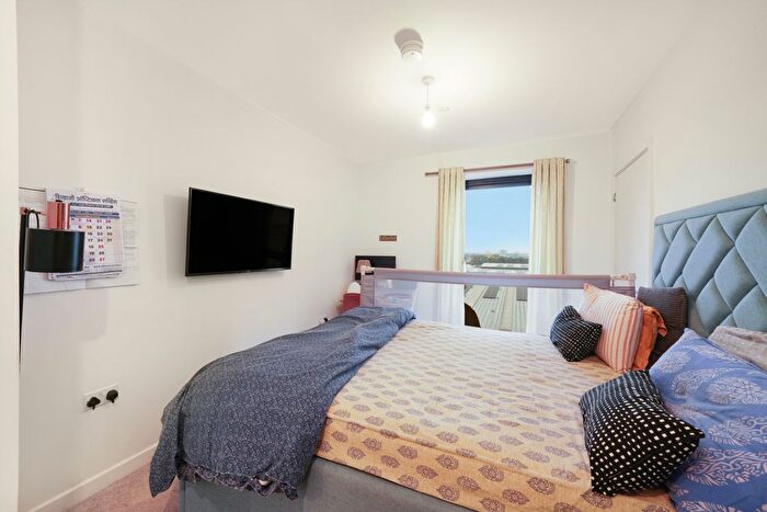2 Bedroom Flat To Rent In Farine Avenue, Hayes, UB3