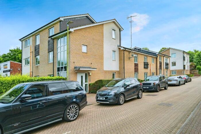 2 Bedroom Flat For Sale In Harkness Road, Hemel Hempstead, HP2