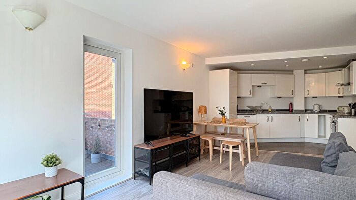 2 Bedroom Flat To Rent In Conant House, Canary Wharf, E14