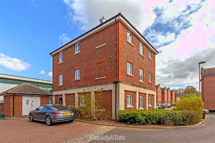 2 Bedroom Flat To Rent In Centaurus Square, St Albans, Hertfordshire, AL2