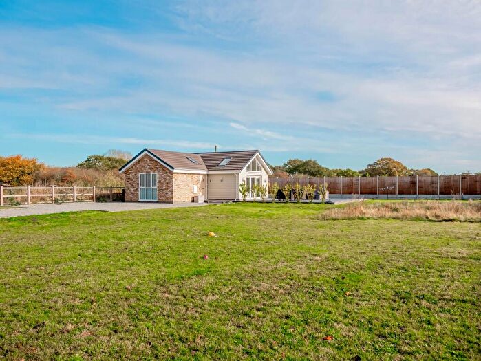 1 Bedroom Detached House For Sale In Trenders Avenue, Rayleigh, SS6