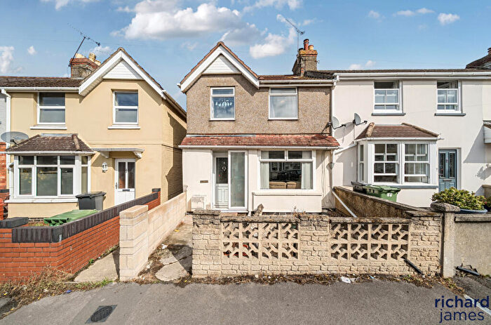 3 Bedroom End Of Terrace House For Sale In Ferndale Road, Swindon, SN2