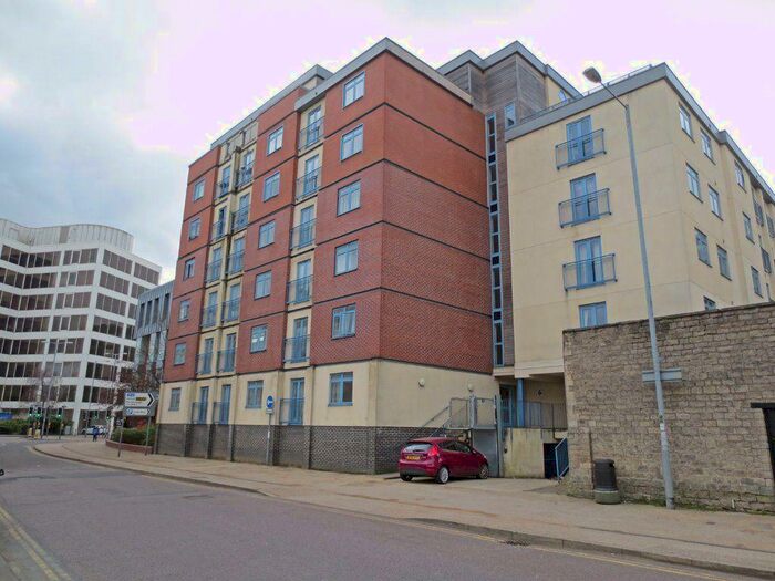 1 Bedroom Flat To Rent In Wellington House, Town Centre, SN1
