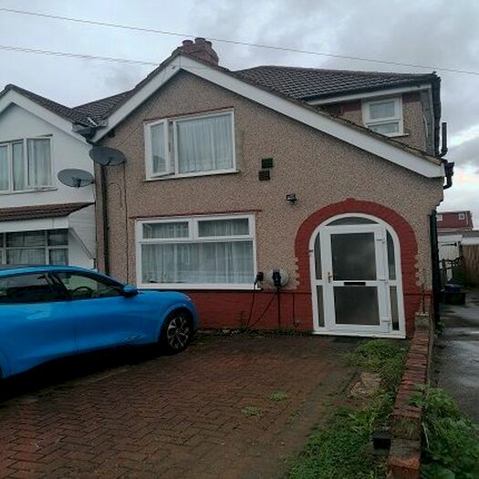 3 Bedroom Semi-Detached House To Rent In Clairevale Road, Hounslow, TW5
