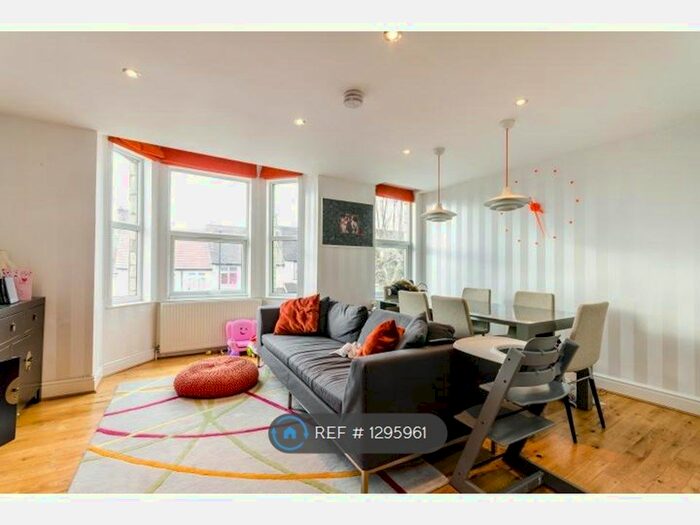 3 Bedroom Flat To Rent In St. Mary's Road, London, SE25