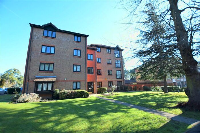2 Bedroom Flat To Rent In Adams Close, Berrylands, Surbiton, KT5