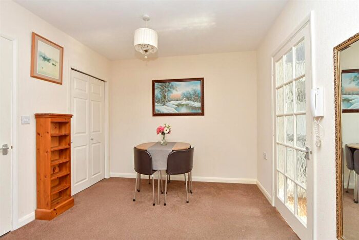 1 Bedroom Flat For Sale In West Lane, Sittingbourne, Kent, ME10