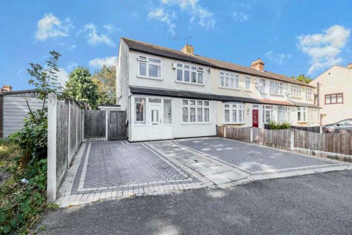 3 Bedroom End Of Terrace House To Rent In Richards Avenue, Romford, RM7