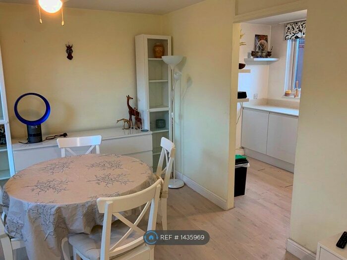 1 Bedroom Flat To Rent In St Paul's Court, London, W14