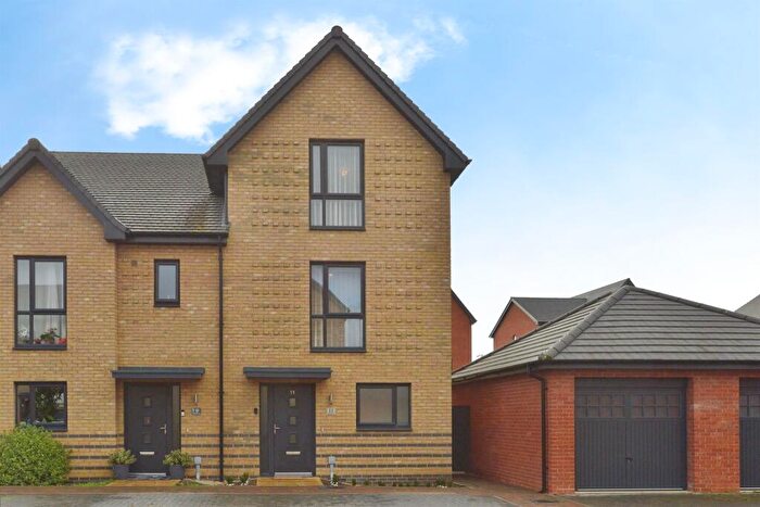 3 Bedroom House Boat For Sale In White Grove, Glebe Farm, Milton Keynes, MK17