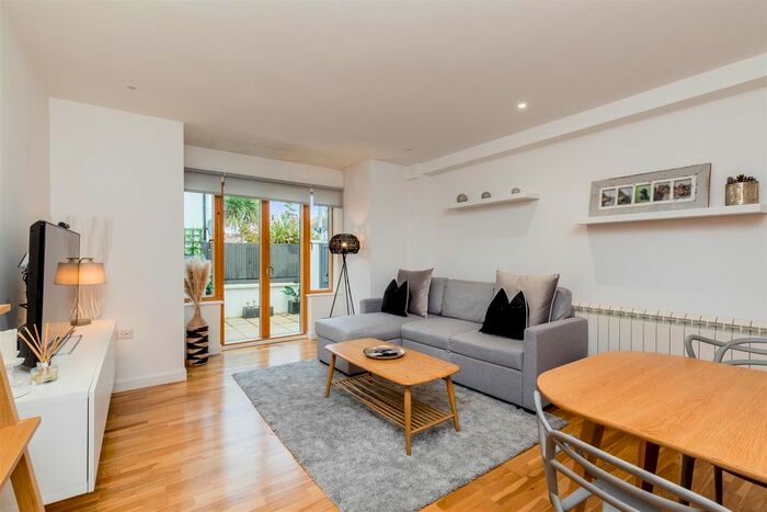 3 Bedroom End Of Terrace House To Rent In Bristol Gardens, Brighton, BN2