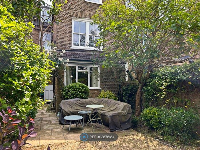 2 Bedroom Flat To Rent In Elms Crescent, Clapham, SW4