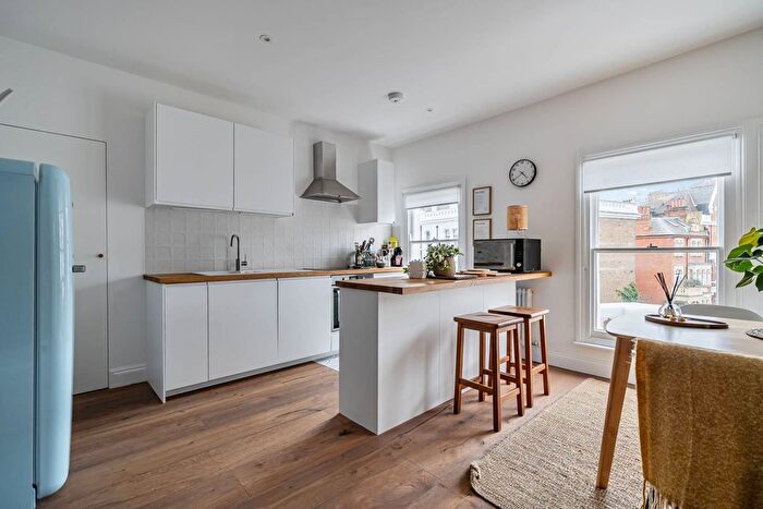 2 Bedroom Flat To Rent In Sinclair Gardens, Shepherd's Bush, London, W14