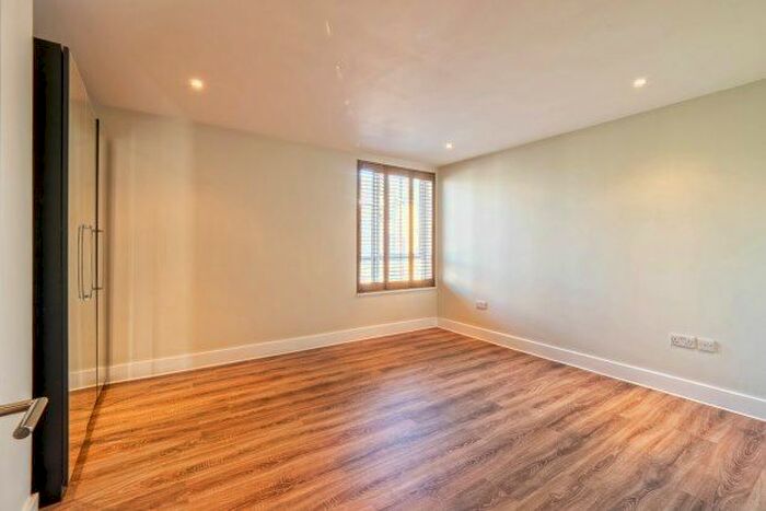 2 Bedroom Flat To Rent In Church Street, Isleworth, TW7